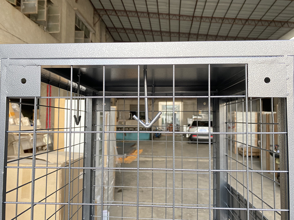 SFS-shelf and hooks for mesh storage locker