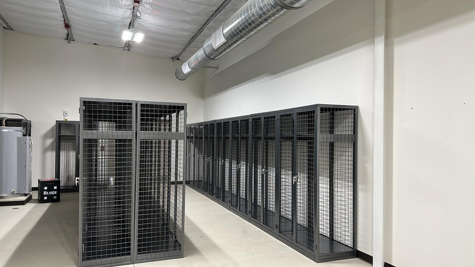 Metal storage cabinet locker in wire mesh Swing door