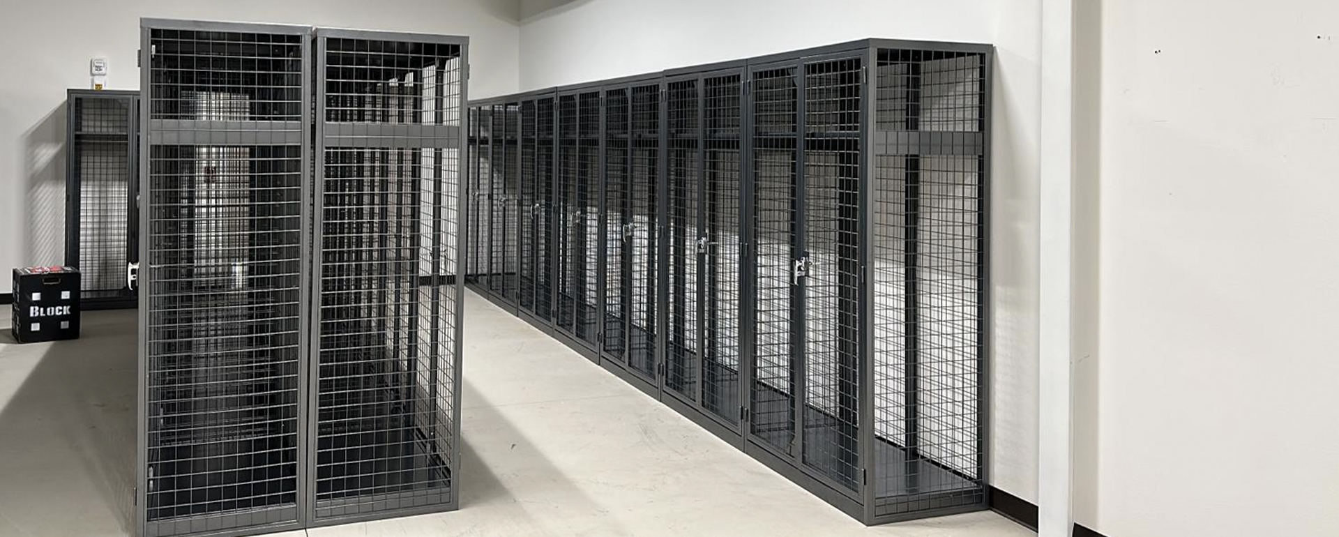 Steel wire mesh military storage lockers with shelf