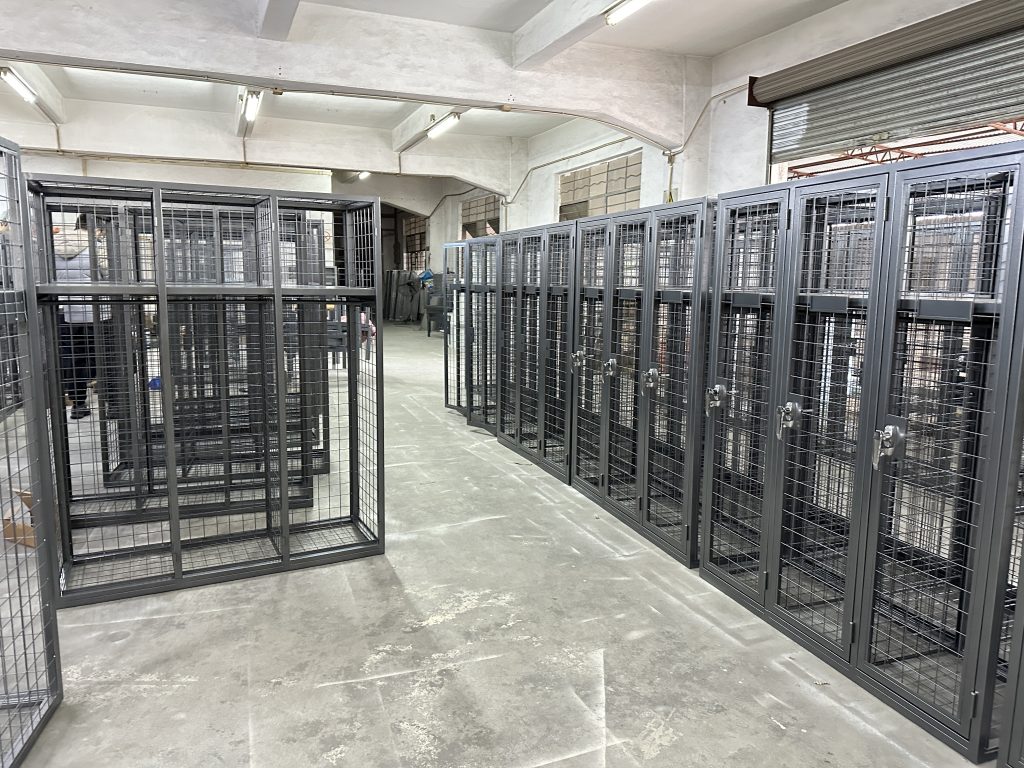 Mesh locker with bench