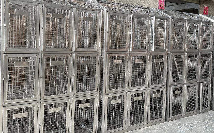 Stainless steel mesh locker in 9 doors and with seating bench